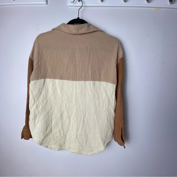 Two-Tone Beige and Cream button down. Size XS - Picture 3 of 6